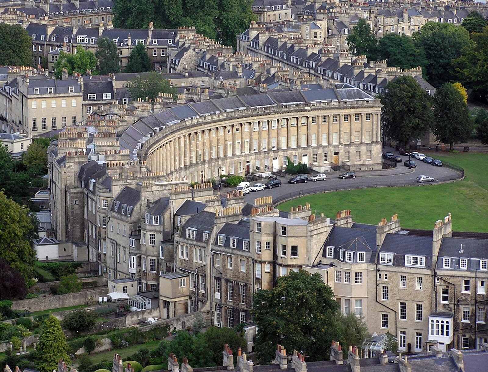 The Royal Crescent, Bath — a Grade I listed Georgian terrace of thirty houses by John Wood the Younger, 1767-74. Image: Adrian Pingstone / Wikimedia Commons (public domain).
