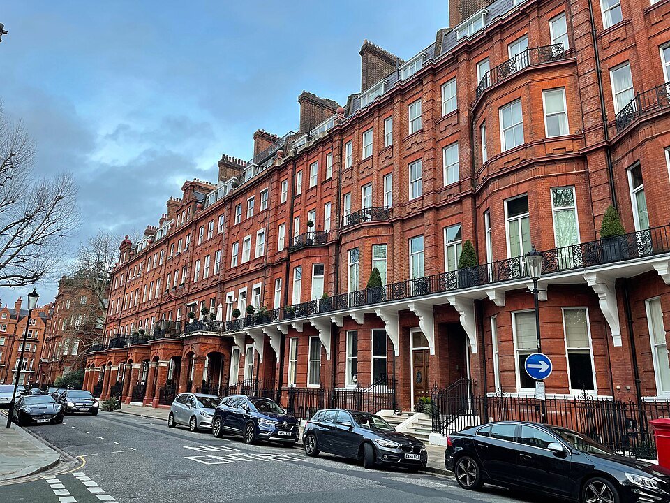 Cadogan Square, London — large Victorian red-brick mansion terraces in Chelsea. Image: Wikimedia Commons (CC BY-SA 2.0).