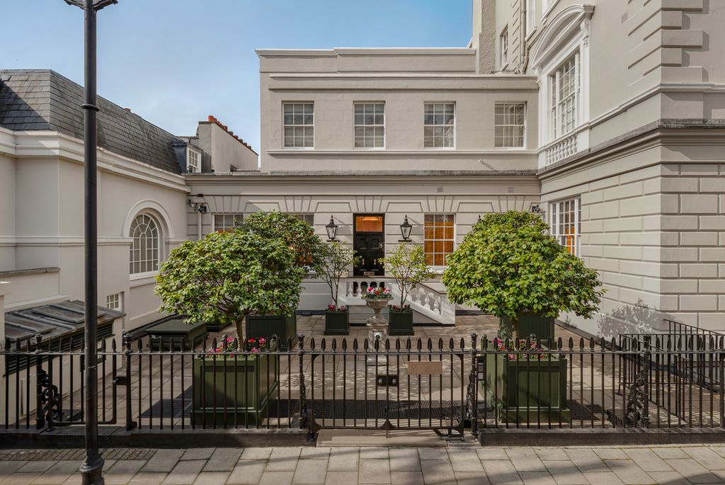 lowndes place, sw1x 1